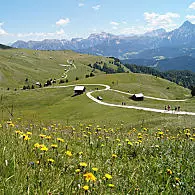 Rozlehlé pastviny a horské masivy (© Tourismusgenossenschaft San Vigilio-San Martin)