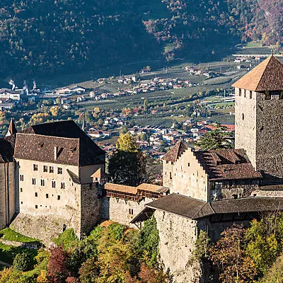 Zámek Tirol: Staré hradby plné historie