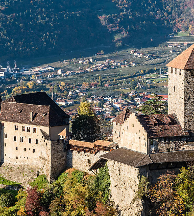 Zámek Tirol: Staré hradby plné historie