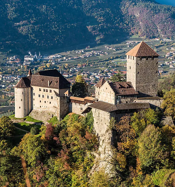 Zámek Tirol: Staré hradby plné historie