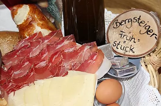 Horolezecká snídaně s farmářskou slaninou, vejci, mlékem, jogurtem, ořechy a dalšími místními lahůdkami
