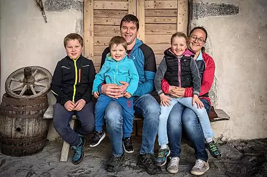 Farmář Martin a farmářova žena Dorothea s Klemensem, Jasmin a Patrickem