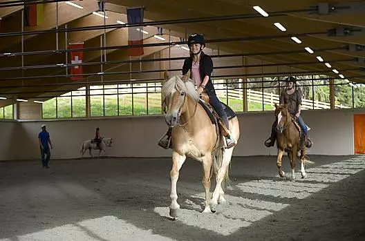 Jízda v kryté jízdárne