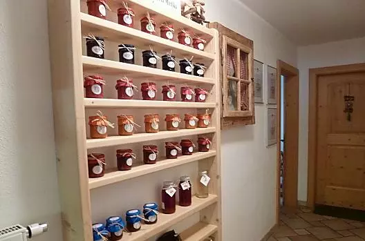 Náš malý produktový koutek s domácí marmeládou a sirupem