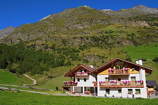 Turistické stezky zacínají prímo u našeho statku Dicktnerhof.