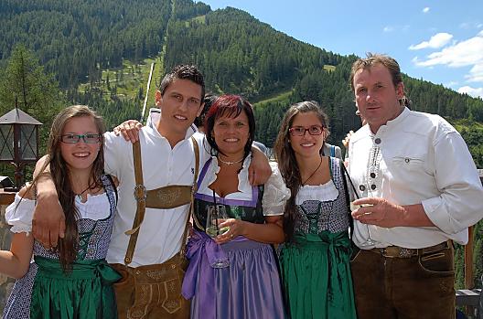 Dvojčata Noemi a Vicky, syn Christof, farmářova žena Annemarie a farmář Hubert