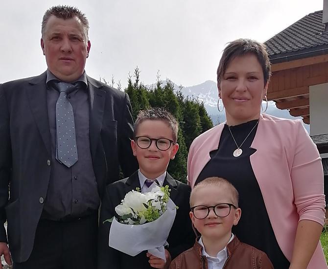Farmář Josef s manželkou Karin a dětmi Ivanem a Andrém
