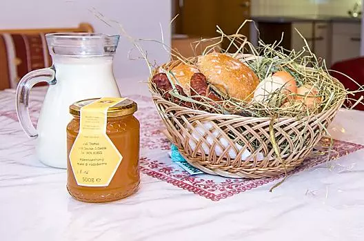 Cerstvé mléko od krávy, vajícka od spokojených slepic a med od pilných vcel.