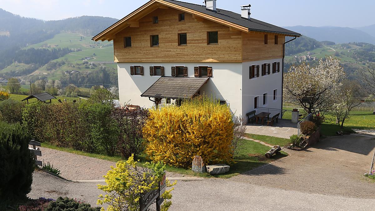 Jaro se probouzí a na statku, na zahrade i na loukách je spousta práce. Dny se prodlužují a vzduch se otepluje.