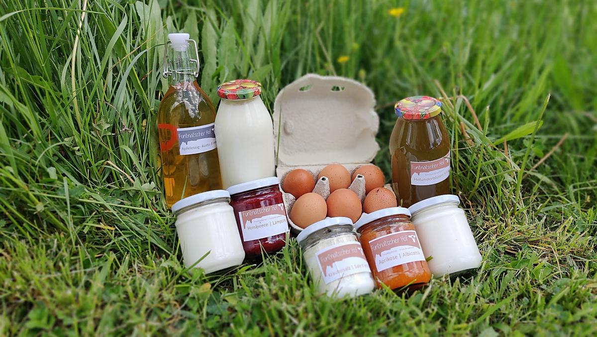Naše vlastní domácí produkty jsou k dispozici v produktovém koutku prímo u vchodu. Nabídku doplnují regionální speciality.