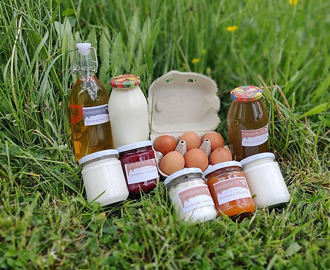 Naše vlastní domácí produkty jsou k dispozici v produktovém koutku prímo u vchodu. Nabídku doplnují regionální speciality.