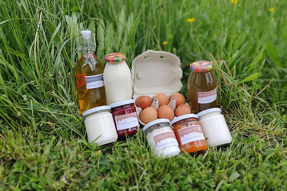 Naše vlastní domácí produkty jsou k dispozici v produktovém koutku prímo u vchodu. Nabídku doplnují regionální speciality.