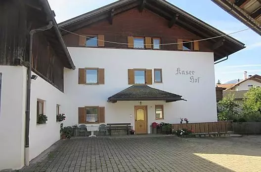 Pohled severne a vstupní prostor