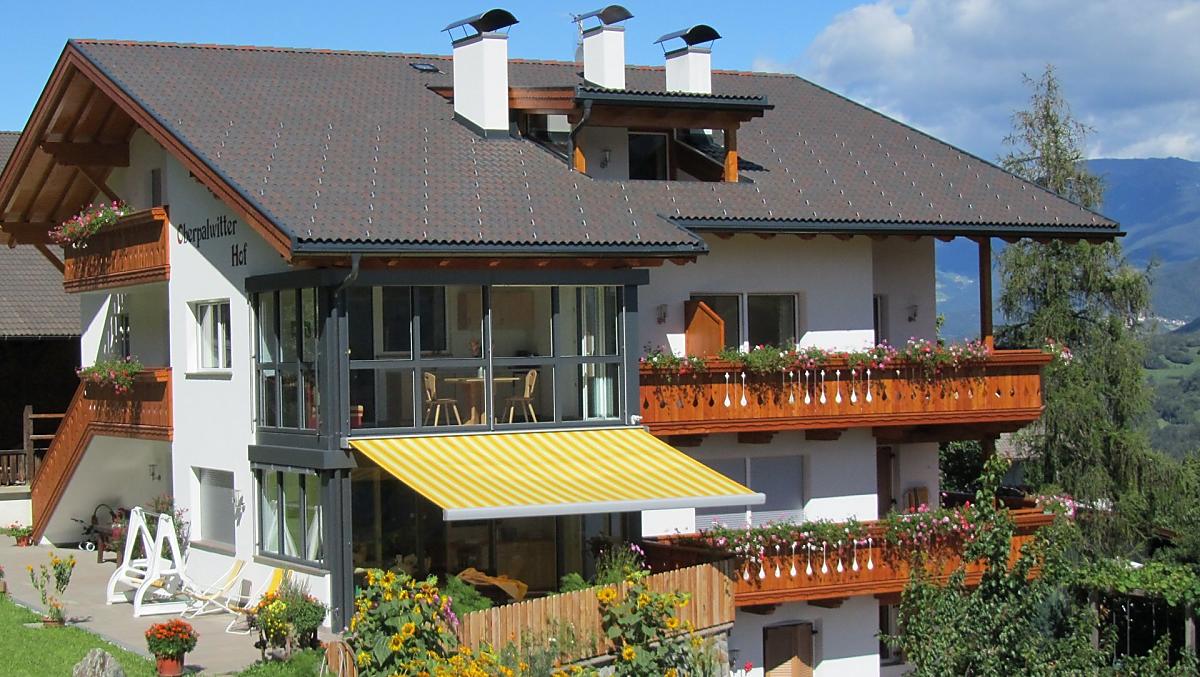 Pěší turistika v nedalekých Dolomitech. Nechte se opalovat a okouzlit vůní okolních bylinných polí.