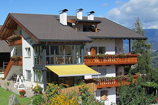 Pěší turistika v nedalekých Dolomitech. Nechte se opalovat a okouzlit vůní okolních bylinných polí.