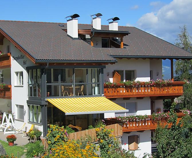 Pěší turistika v nedalekých Dolomitech. Nechte se opalovat a okouzlit vůní okolních bylinných polí.