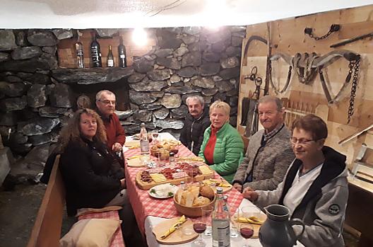Obcerstvení s hosty ve sklípku a následná ochutnávka pálenky.