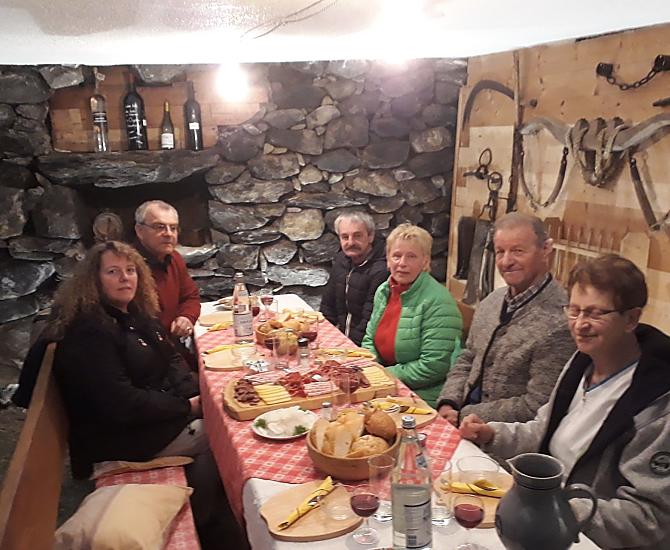 Obcerstvení s hosty ve sklípku a následná ochutnávka pálenky.