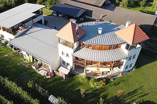 Weiss-Hof s privátním domem, zemědělská zastřešení, rekreační byty, kryté parkovací stání s fotovoltaickým systémem