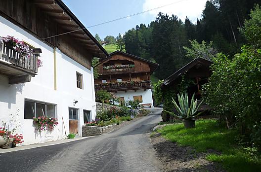 Innerbachlerhof v létě uprostřed idylické přírody, abyste se cítili dobře, relaxovali, odpočívali a načerpali nové síly