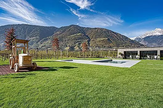 Trávník s detským hrištem a bazénem