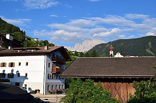 Messnerhof se nachází prímo v centru Tiersu, ale presto stranou v zeleni.