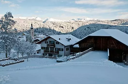 Wegmacherhof v Castelrottu a okolní hory pri východu slunce