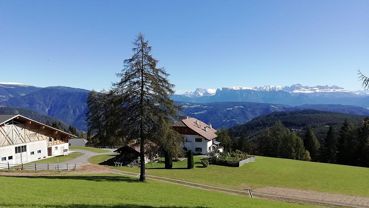 Výhled na Stücklhof s fantastickým výhledem na Dolomity se Schlernem, Rosengartenem atd.