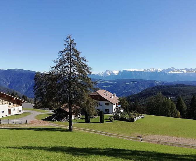 Výhled na Stücklhof s fantastickým výhledem na Dolomity se Schlernem, Rosengartenem atd.