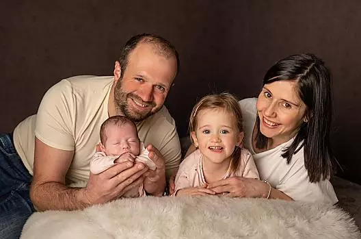 Hostitelé: Farmář Rudolf s Melanie a dcery: Leah a Nora