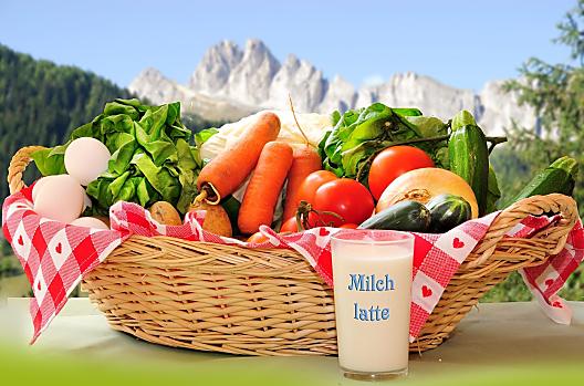 Každý den vám mužeme nabídnout cerstvé produkty ze zeleninové zahrady, mléko a vejce od našich slepic z volného chovu.