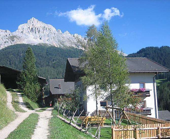 Léto na Stuppnerhofu vybízí k peší turistice nebo k posezení na slunné louce.
