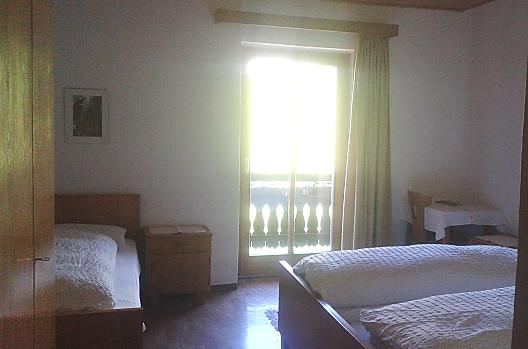 Trojlužkový pokoj se sprchou/WC na pokoji s balkonem