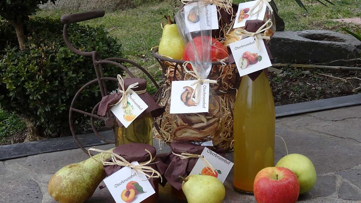 Cerstvé ovoce podle sezóny, ruzné marmelády, sirup, jablecná štáva a sušené ovoce.