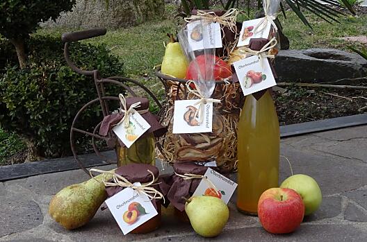 Cerstvé ovoce podle sezóny, ruzné marmelády, sirup, jablecná štáva a sušené ovoce.