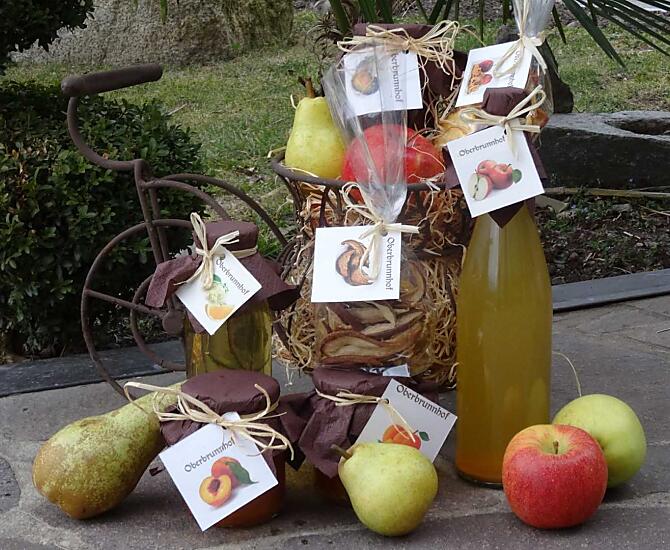 Cerstvé ovoce podle sezóny, ruzné marmelády, sirup, jablecná štáva a sušené ovoce.
