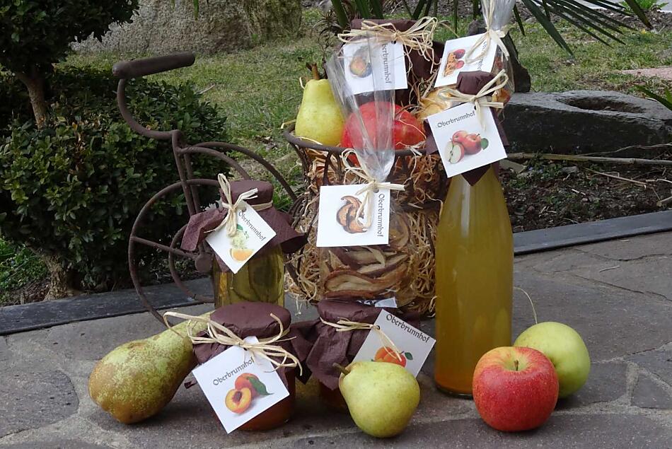 Cerstvé ovoce podle sezóny, ruzné marmelády, sirup, jablecná štáva a sušené ovoce.