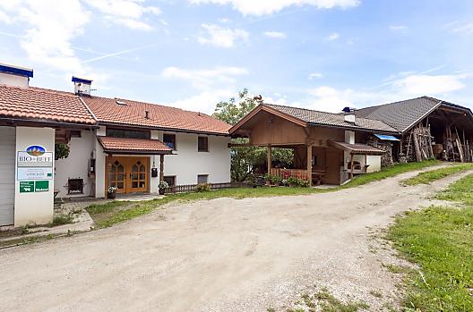 Vstupní prostor. Prímo vedle stodoly se nachází naše pec s útulným posezením a farmárský obchod.
