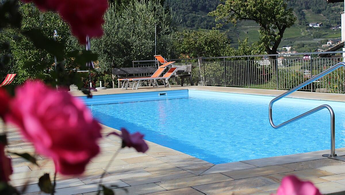Bazén – zábava pri koupání pro malé i velké, relaxace a odpocinek a nádherný výhled na okolní hory.