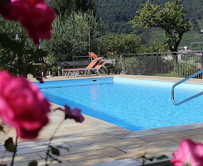Bazén – zábava pri koupání pro malé i velké, relaxace a odpocinek a nádherný výhled na okolní hory.