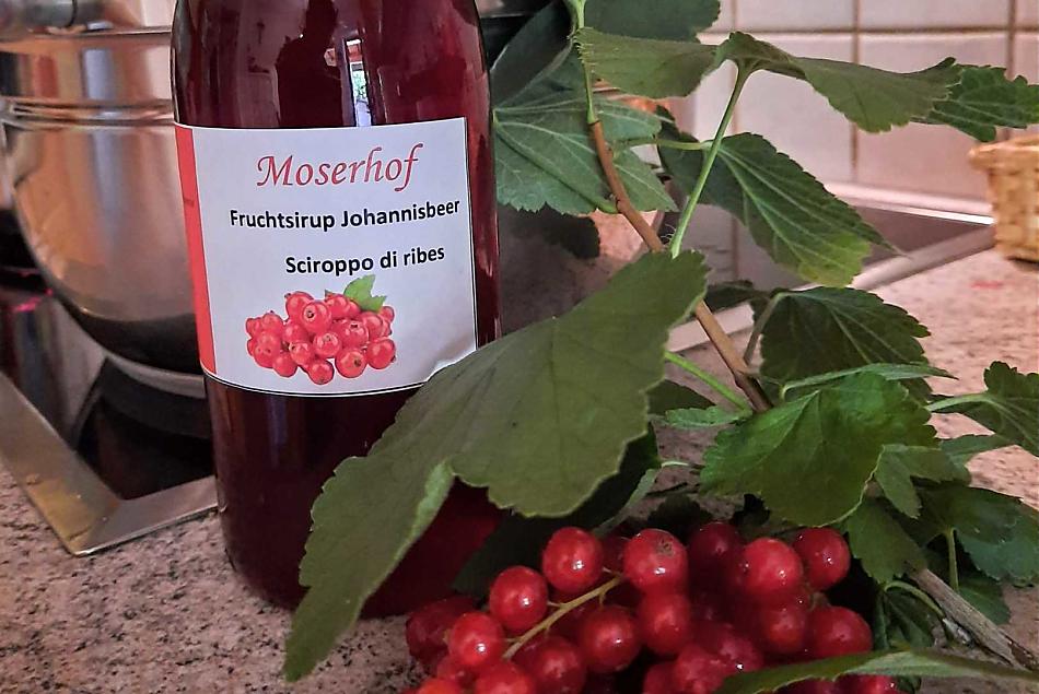 Náš lahodný sirup z cerveného rybízu je vynikajícím prostredkem k zahnání žízne nejen v horkých letních dnech.
