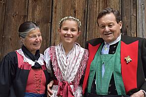 Babicka Irmhild a dedecek Sepp s Evou v krásném burggräflerském kroji