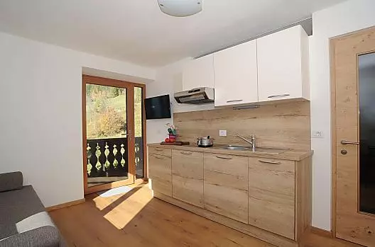 Nove zarízená obytná kuchyn v rekreacním apartmánu Enzian po rekonstrukci v roce 2017