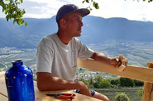 Mladý farmář Andreas si užívá svačinu ve vinařství