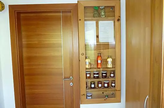 Ve vstupní cásti každého apartmánu je umístena krabice s produkty, ze které si hosté mohou vzít domácí výrobky.