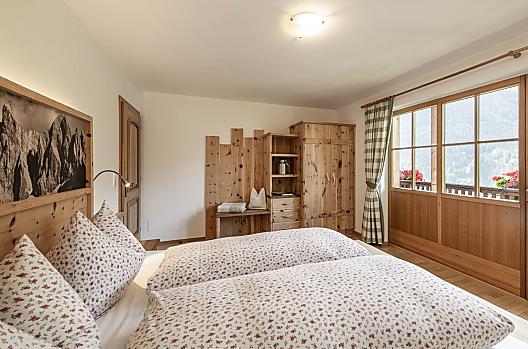 Útulný dvoulužkový pokoj s panoramatickým oknem v rekreacním apartmánu Gartenblick