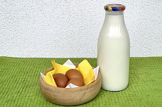 Cerstvá vejce z volného chovu a zdravé kravské mléko