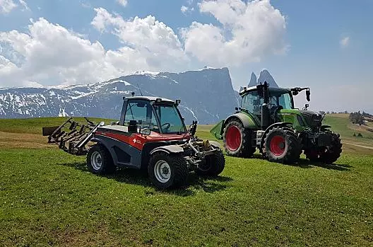 Na Seiser Alm máme asi 6 hektarů louky, která je připravena na léto, jakmile na jaře roztaje sníh.