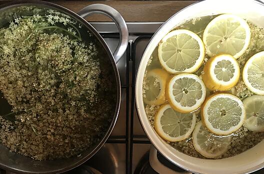 Bezinkový sirup osveží v teplých dnech a nejlépe chutná domácí.