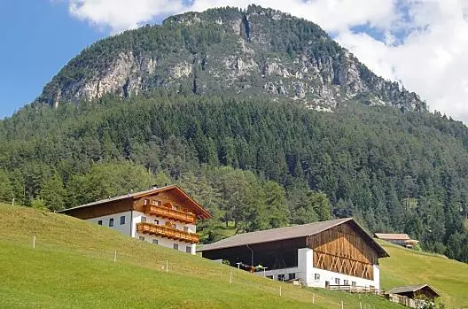 Mongaduierhof na úpatí místní hory Tschafon.